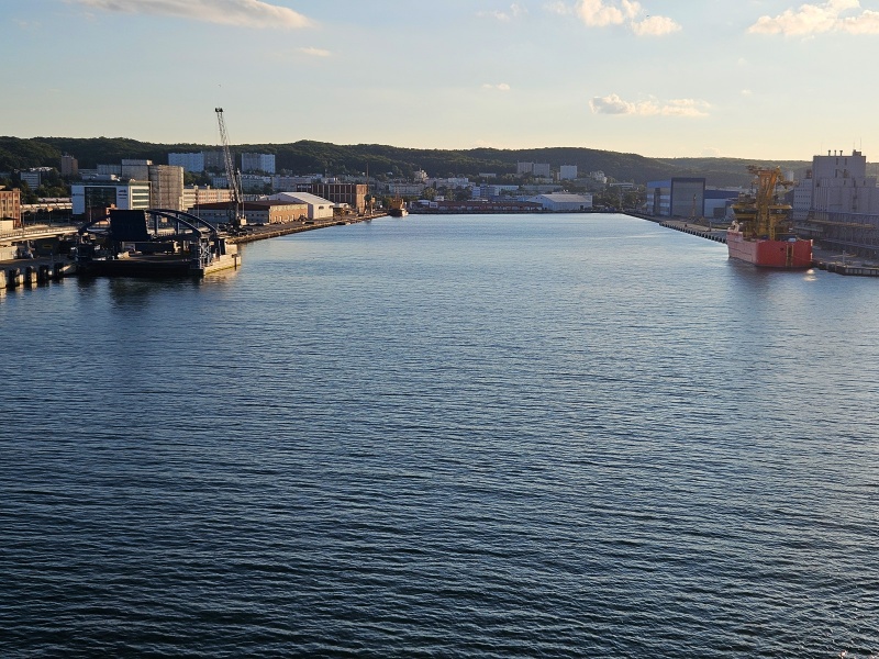 Plik:Gdynia (basen IV)-2.jpg