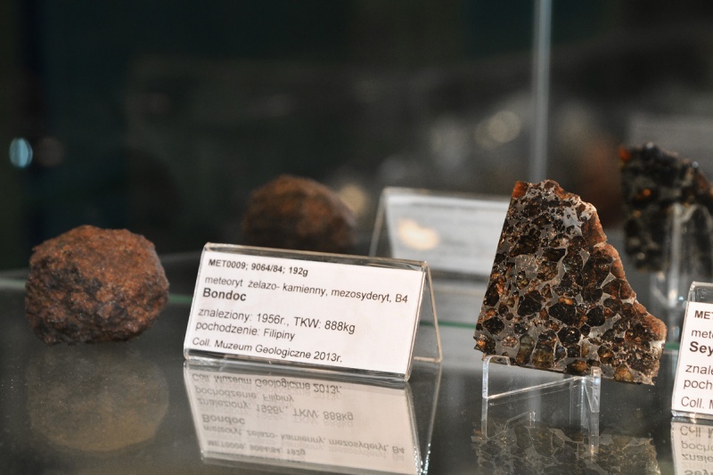 Plik:Meteoryty (Muzeum Geologiczne UŁ) 2.jpg