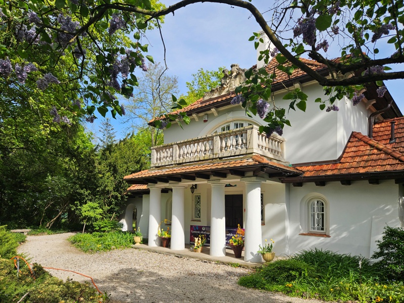 Plik:Meteoryty (Brwinów)-W1.jpg
