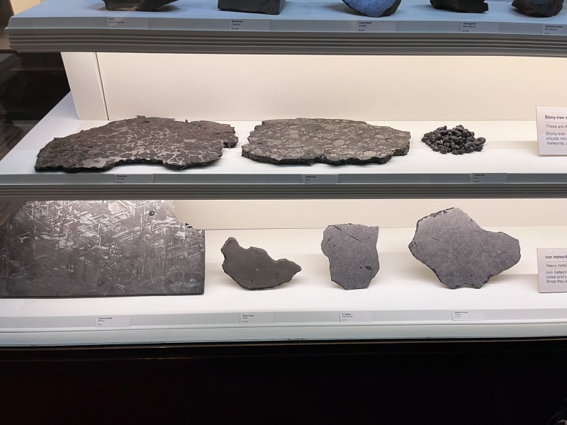 Plik:FMNH Chicago (iron meteorites).jpg