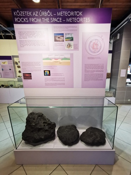 Plik:Meteorites-2 (NHM Budapest) (Krzysztof Szopa).jpg