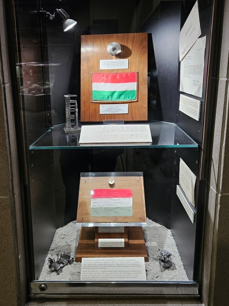 Plik:Lunar soil (NHM Budapest)-2024.jpg