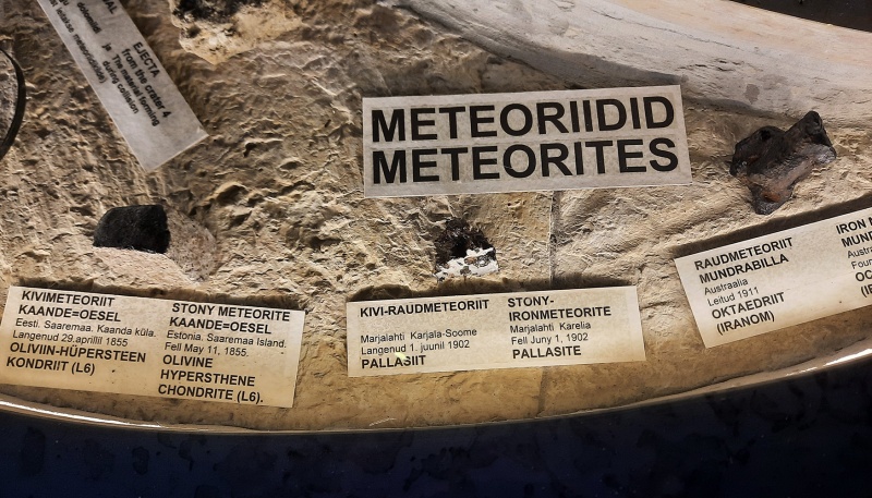 Plik:Kaali Muuseum (meteorites)-1.jpg
