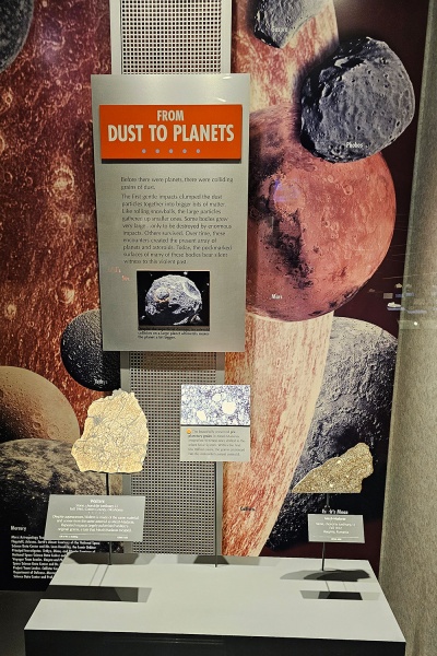 Plik:Washington NMNH (dust to planets).jpg