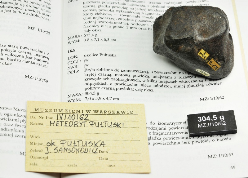 Plik:Pultusk (304g, Tomasz Jakubowski Meteorites Collection)-1.jpg