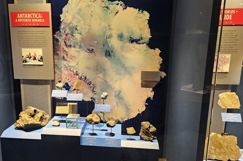 Plik:Washington NMNH (Antarctica meteorite bonanza).jpg