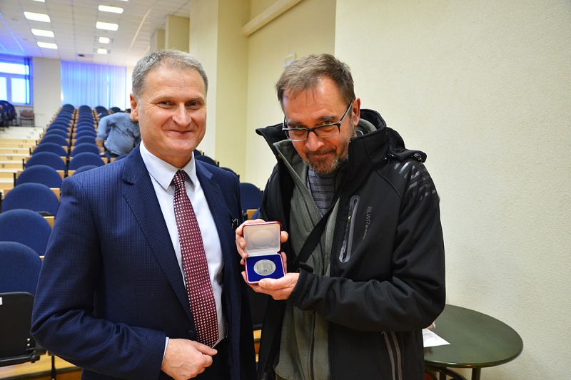 Plik:Medal (Medal Fromborski Readkcja).jpg